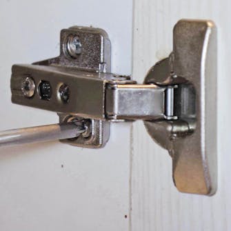 Justera skåpdörrar: Lossa skruvarna som håller fast beslaget på skåpets sida Justera skåpdörrar: Lossa skruvarna som håller fast beslaget på skåpets sida